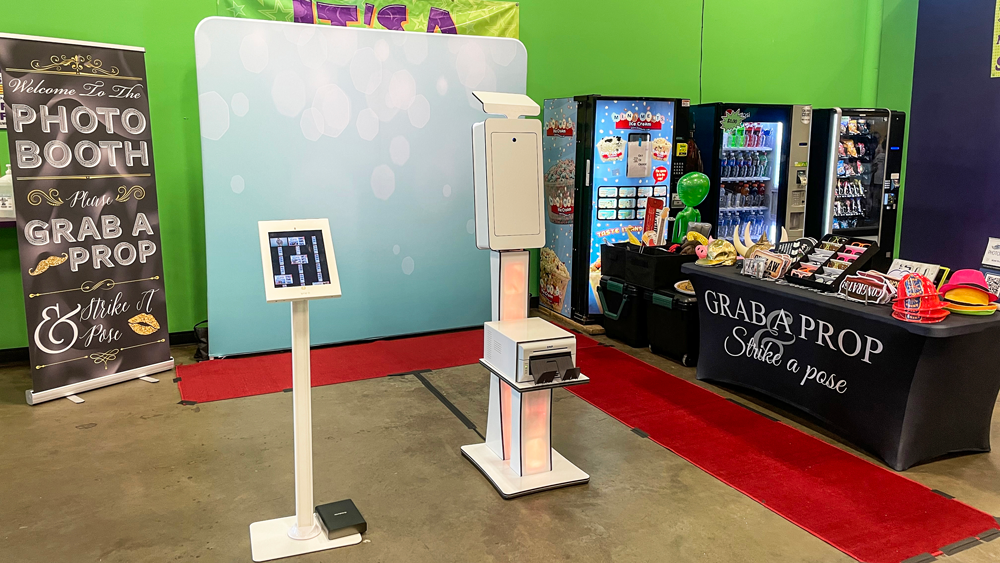 Glam booth with extra sharing station on display